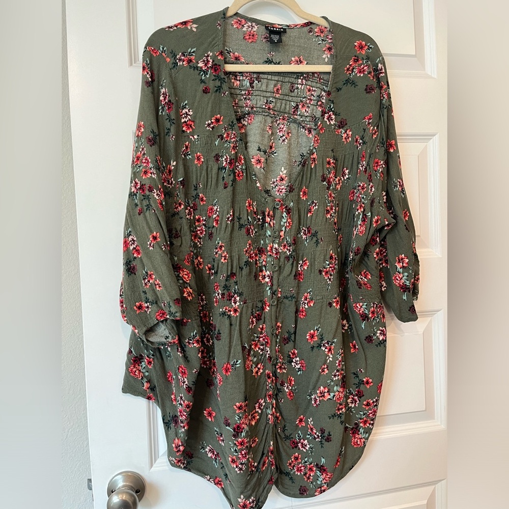 Cute fall oversized Torrid top